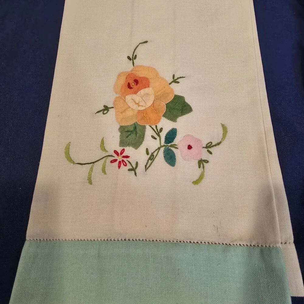 Hand Towels Set of 2 Linen Floral Applique Embroidery White Blue Pink 1950s MCM